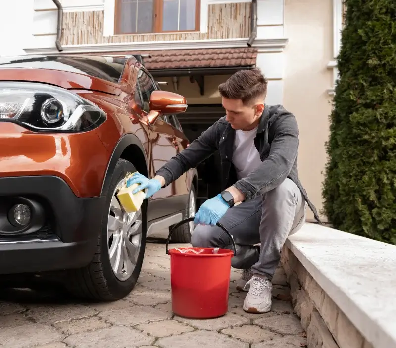 Lavage auto à domicile Estivareilles : professionnel intervenant sur un véhicule